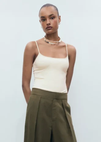 Top s tenkými ramínky