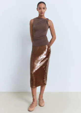 Top s volánky a ozdobným detailem