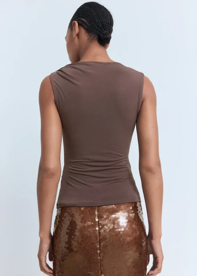 Top s volánky a ozdobným detailem Top s volánky a ozdobným detailem