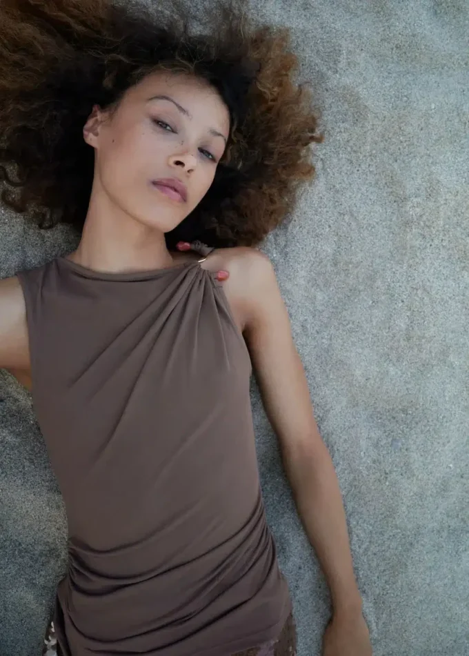 Top s volánky a ozdobným detailem Top s volánky a ozdobným detailem