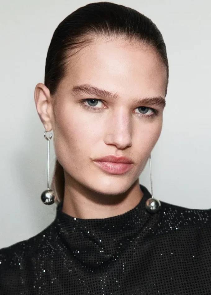 Top s výstřihem do V a kamínky Top s výstřihem do V a kamínky