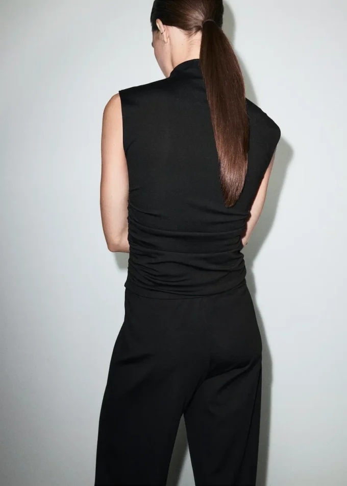 Top se shrnovaným výstřihem do V Top se shrnovaným výstřihem do V