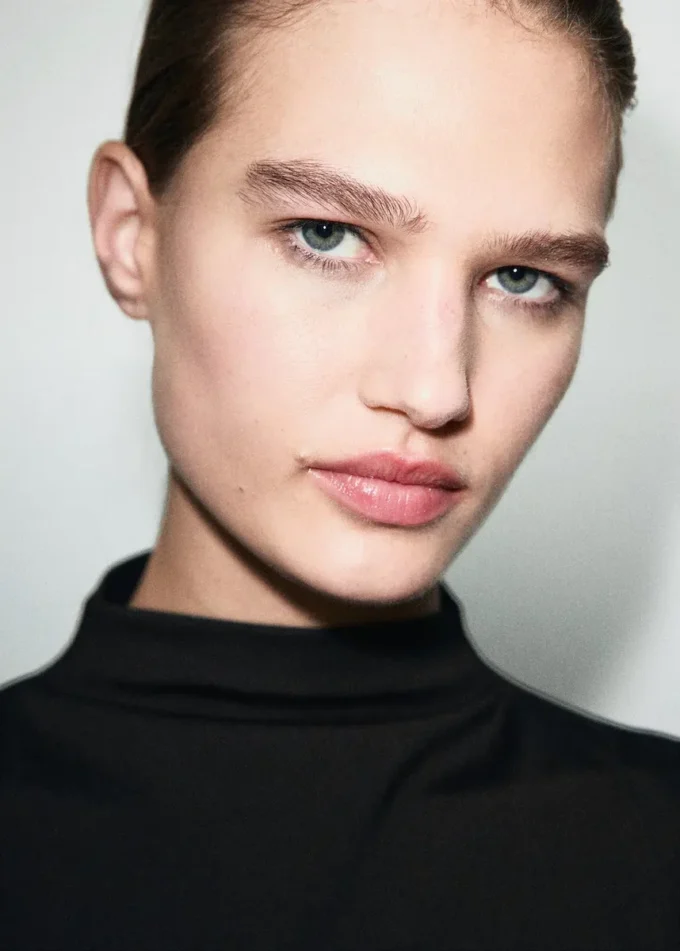 Top se shrnovaným výstřihem do V Top se shrnovaným výstřihem do V