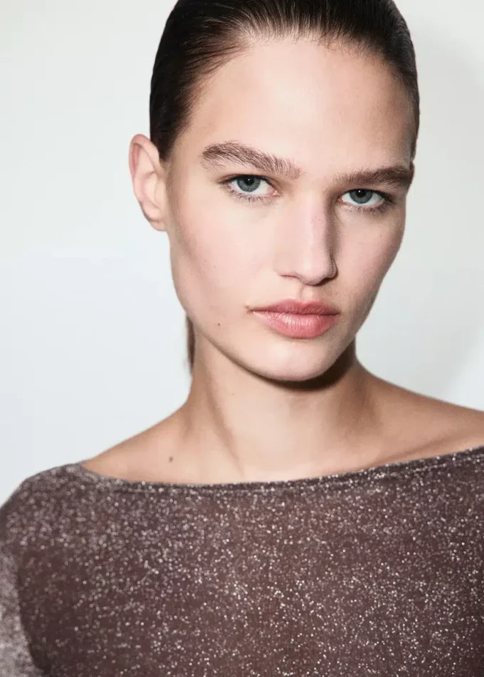 Třpytivý top s lodním výstřihem