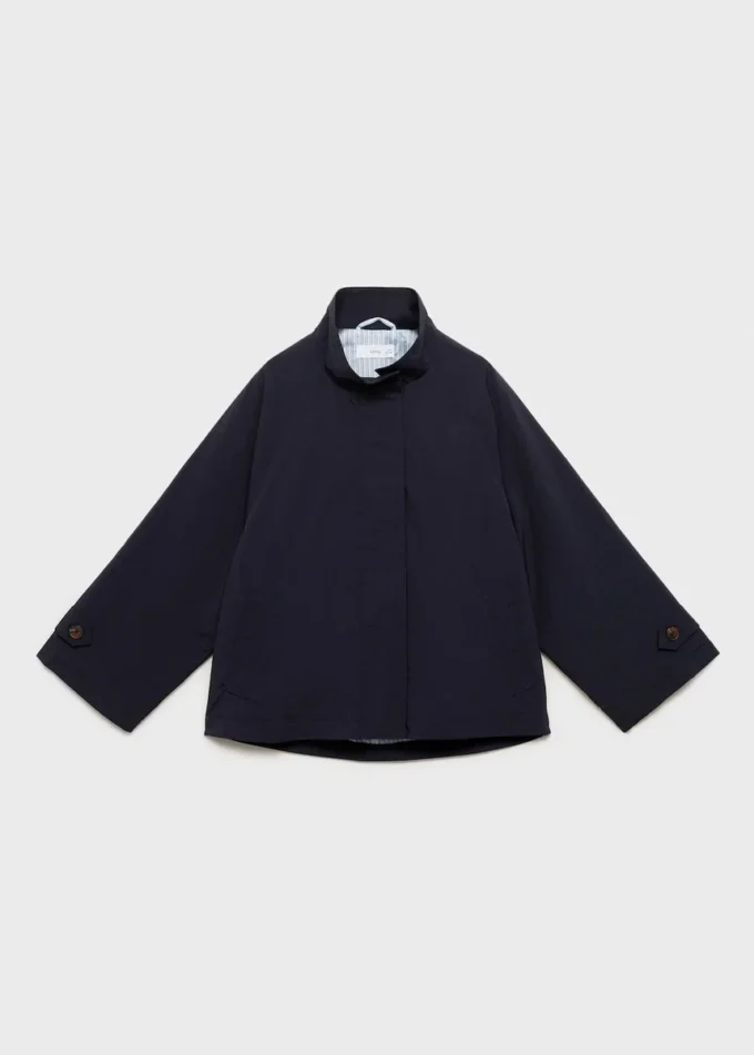 Trenchcoat s detailem knoflíků Trenchcoat s detailem knoflíků