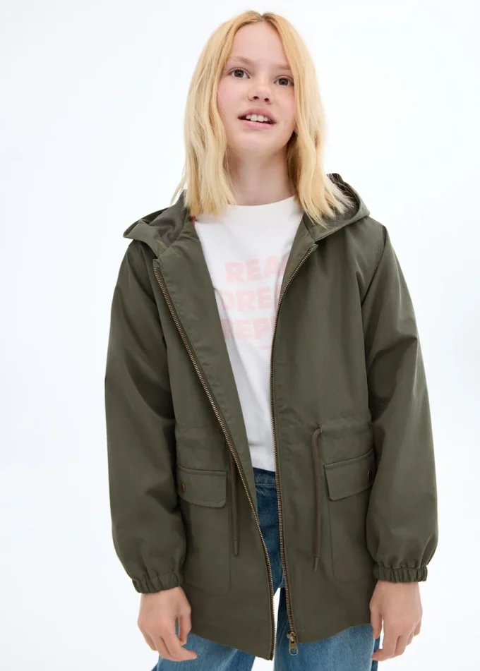 Trenchcoat se kapsami ve stylu safari Trenchcoat se kapsami ve stylu safari