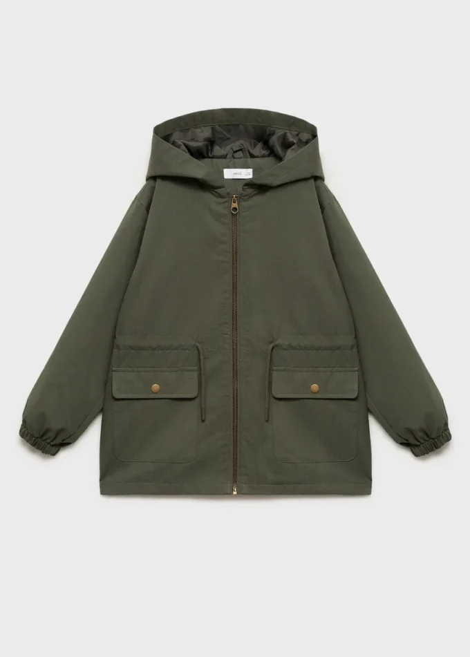 Trenchcoat se kapsami ve stylu safari Trenchcoat se kapsami ve stylu safari