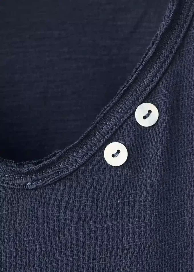 Tričko s detaily z perleťových knoflíků