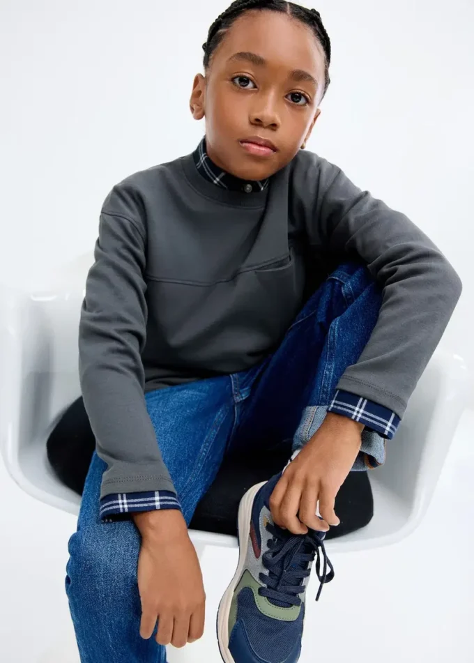 Tričko s kapsou a detaily švů Tričko s kapsou a detaily švů