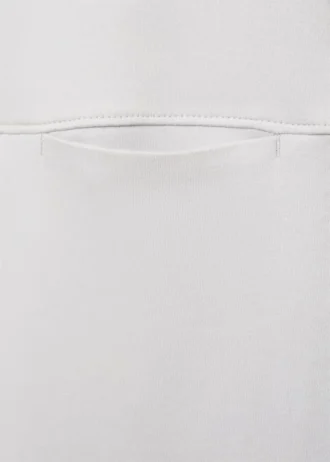 Tričko s kapsou a detaily švů