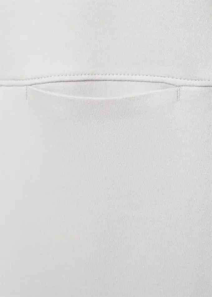 Tričko s kapsou a detaily švů Tričko s kapsou a detaily švů