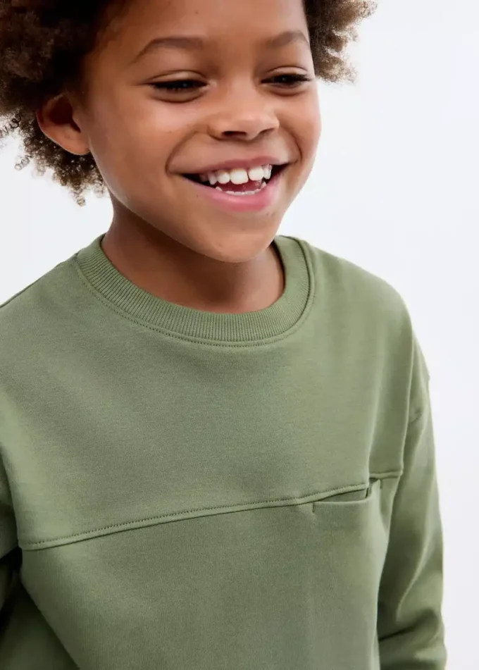 Tričko s kapsou a detaily švů Tričko s kapsou a detaily švů