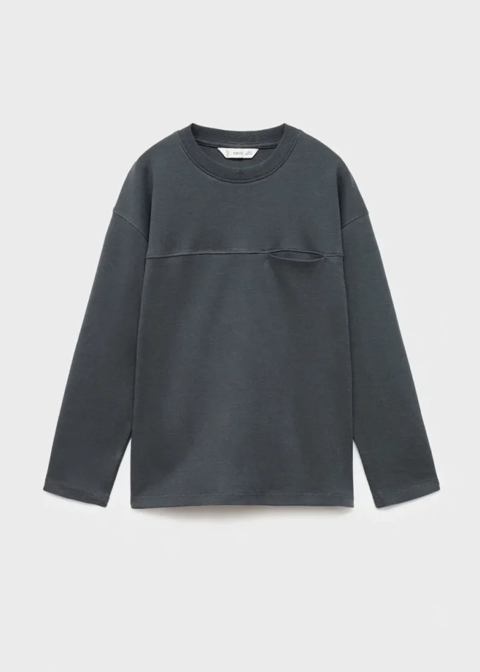 Tričko s kapsou a detaily švů Tričko s kapsou a detaily švů