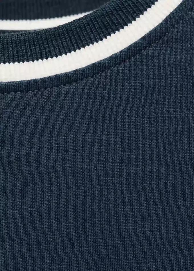 Tričko s kontrastním výstřihem Tričko s kontrastním výstřihem