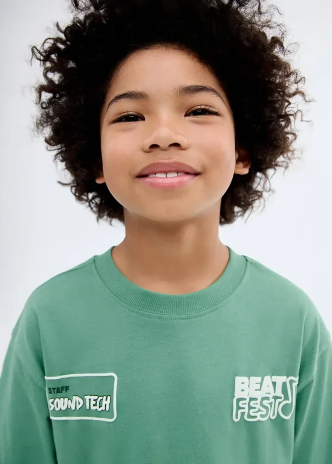 Tričko s potiskem reliéfních písmen Tričko s potiskem reliéfních písmen