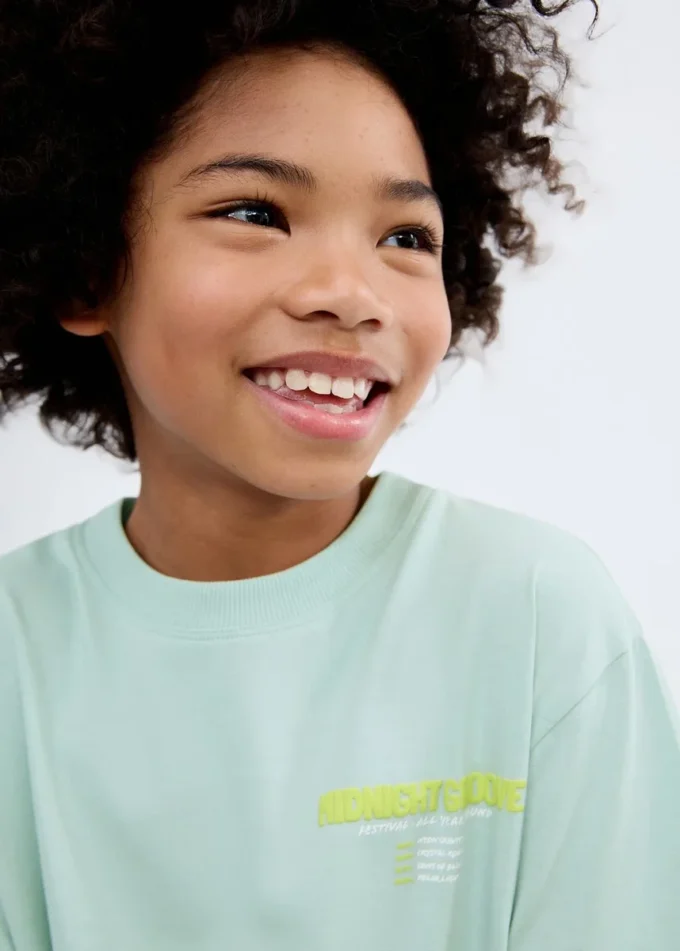 Tričko s potiskem reliéfních písmen Tričko s potiskem reliéfních písmen