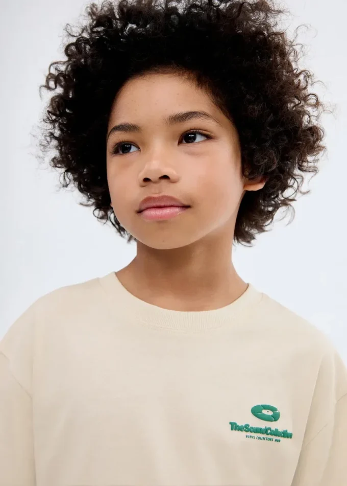 Tričko s potiskem reliéfních písmen Tričko s potiskem reliéfních písmen