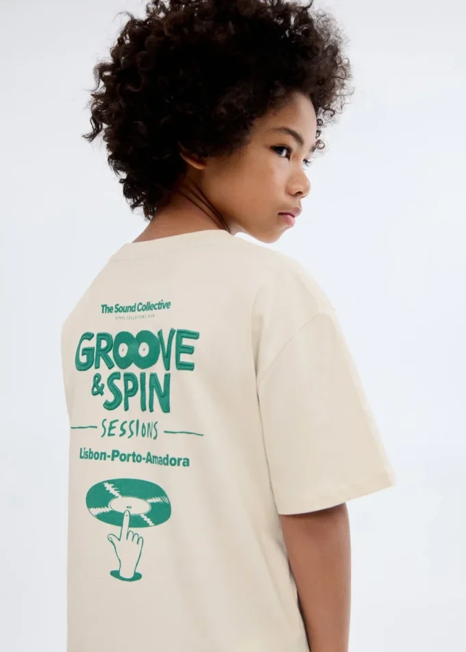 Tričko s potiskem reliéfních písmen Tričko s potiskem reliéfních písmen