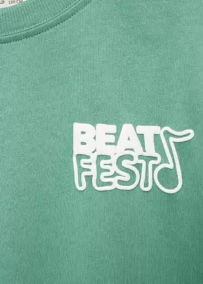 Tričko s potiskem reliéfních písmen Tričko s potiskem reliéfních písmen