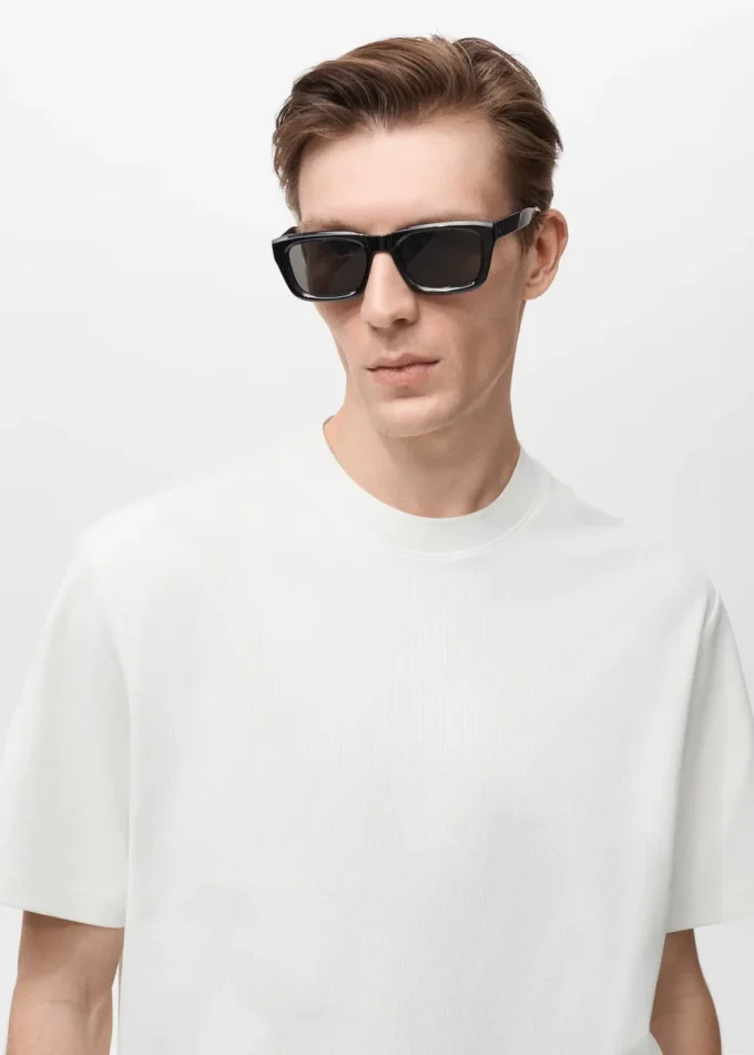 Tričko s pravidelným střihem a strukturovanou látkou Tričko s pravidelným střihem a strukturovanou látkou