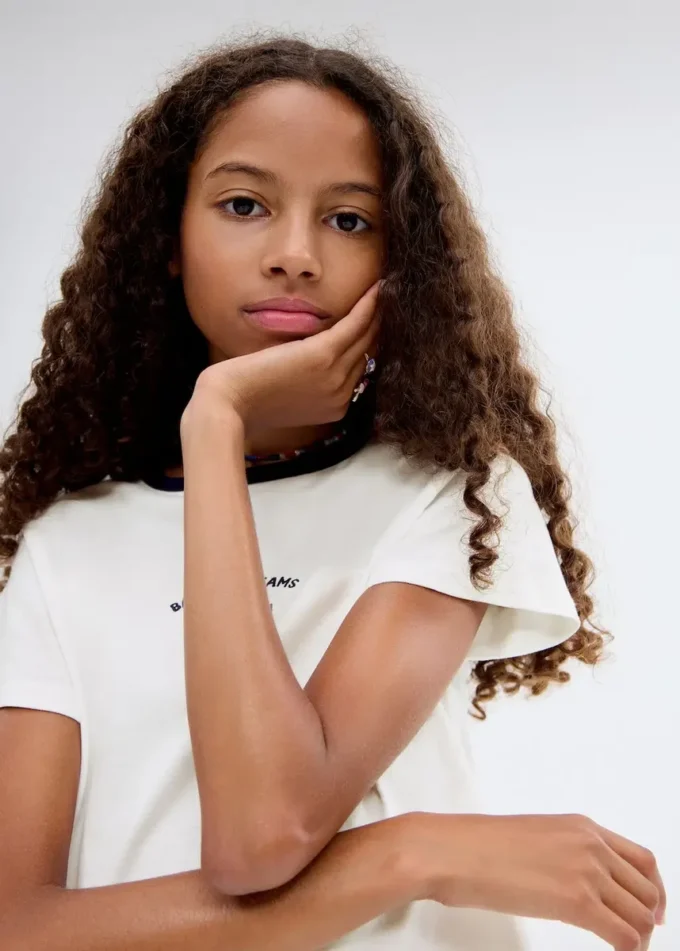 Tričko s vyšívaným kontrastním límcem Tričko s vyšívaným kontrastním límcem