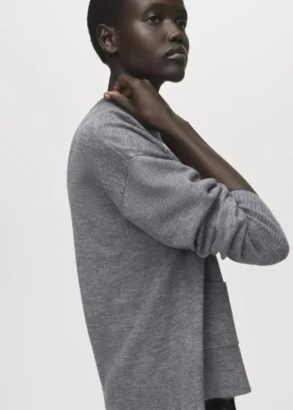 V-výstřihový svetr s kapsami