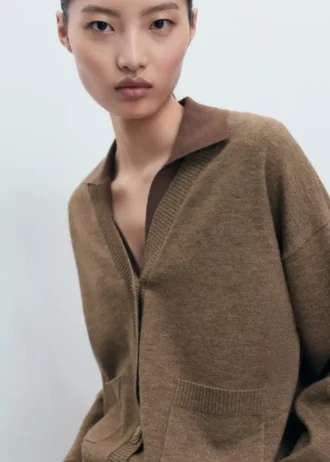 V-výstřihový svetr s kapsami