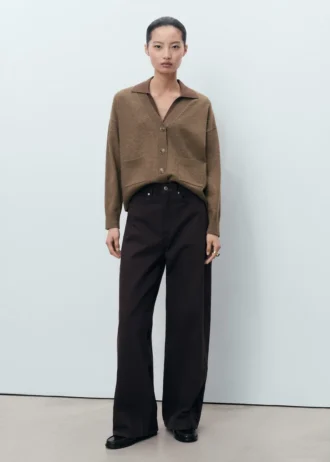 V-výstřihový svetr s kapsami