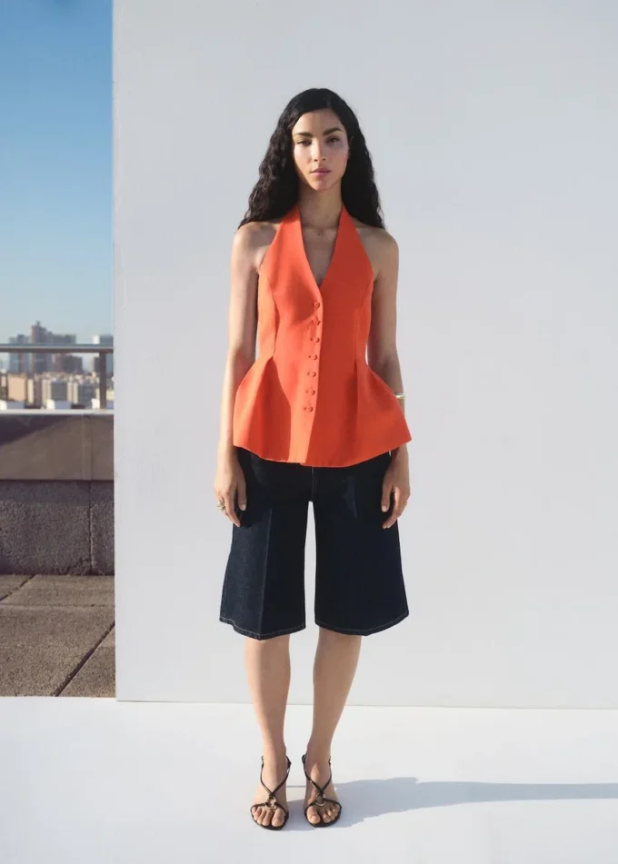 Vesta s halterovým výstřihem a peplumem Vesta s halterovým výstřihem a peplumem