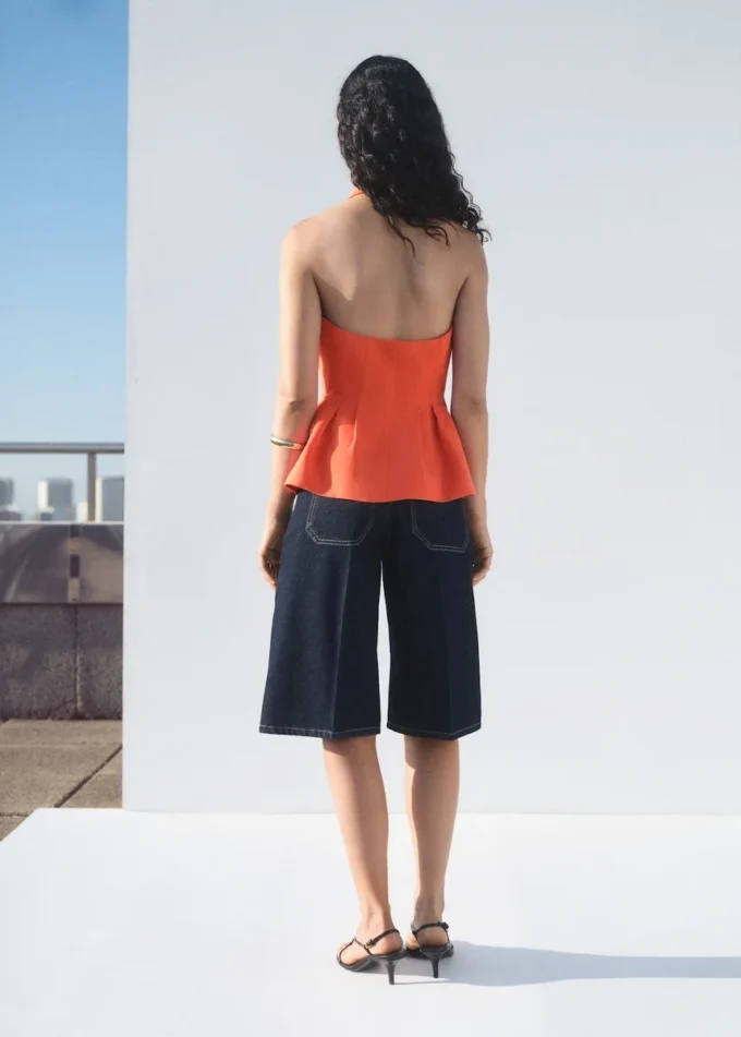 Vesta s halterovým výstřihem a peplumem Vesta s halterovým výstřihem a peplumem