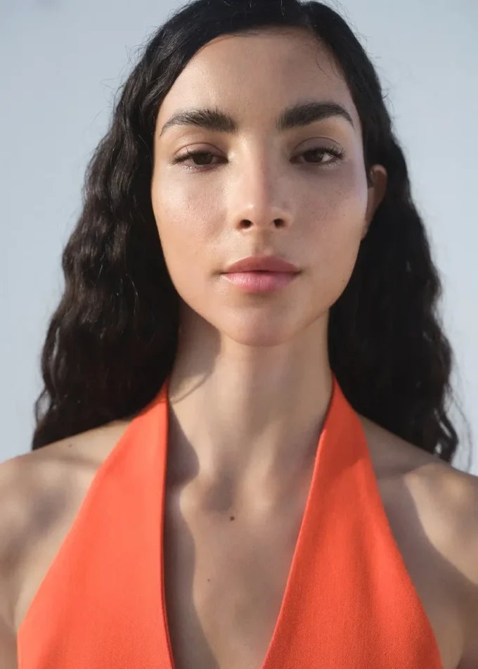 Vesta s halterovým výstřihem a peplumem Vesta s halterovým výstřihem a peplumem