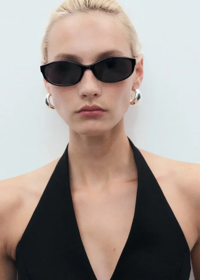 Vesta s halterovým výstřihem a peplumem Vesta s halterovým výstřihem a peplumem