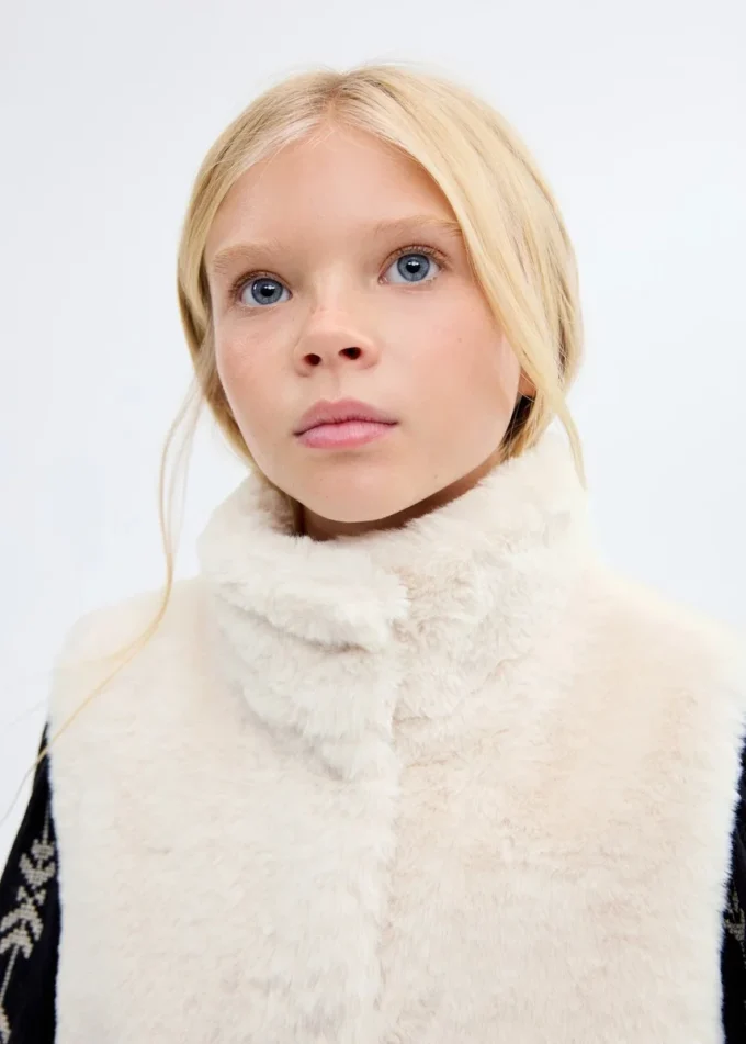 Vesta s kožešinovým efektem Vesta s kožešinovým efektem