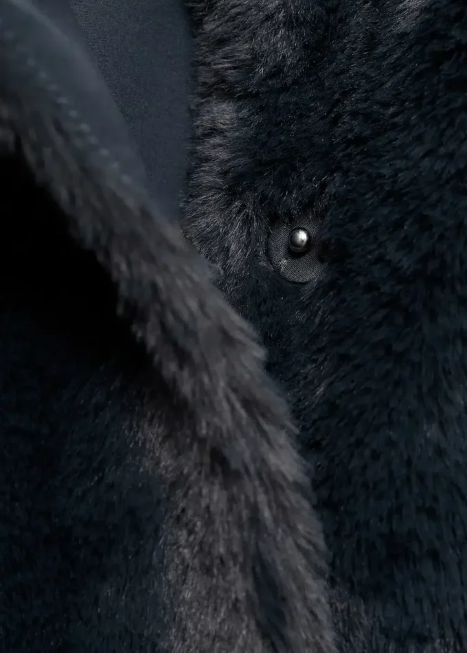 Vesta s kožešinovým efektem Vesta s kožešinovým efektem