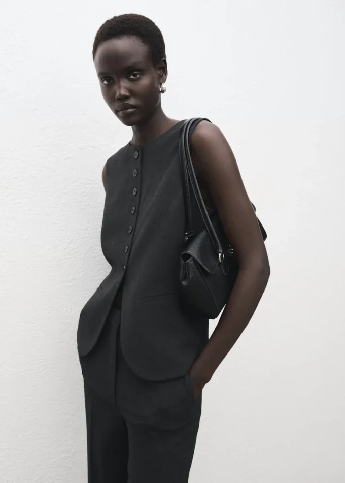 Vesta s kulatým výstřihem Vesta s kulatým výstřihem