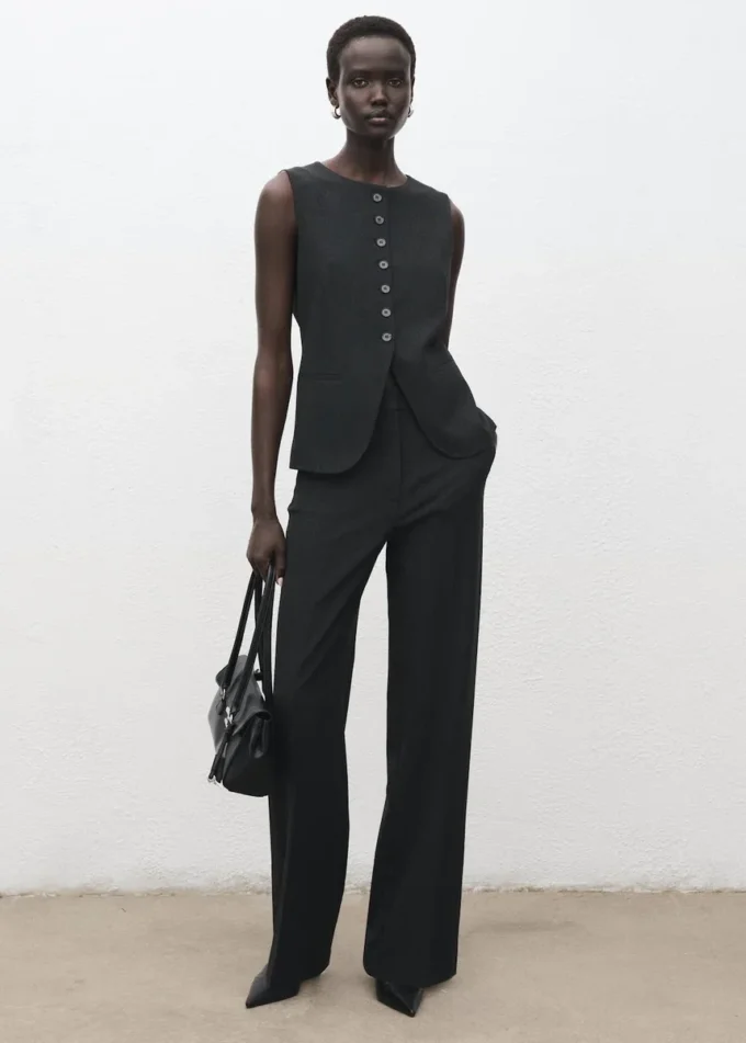 Vesta s kulatým výstřihem Vesta s kulatým výstřihem