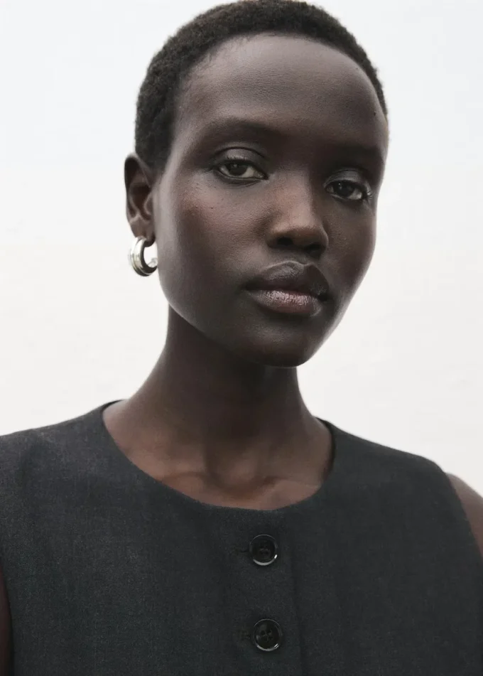 Vesta s kulatým výstřihem Vesta s kulatým výstřihem