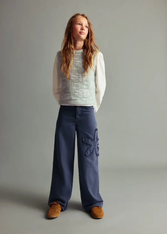 Vesta s květinovou výšivkou Vesta s květinovou výšivkou