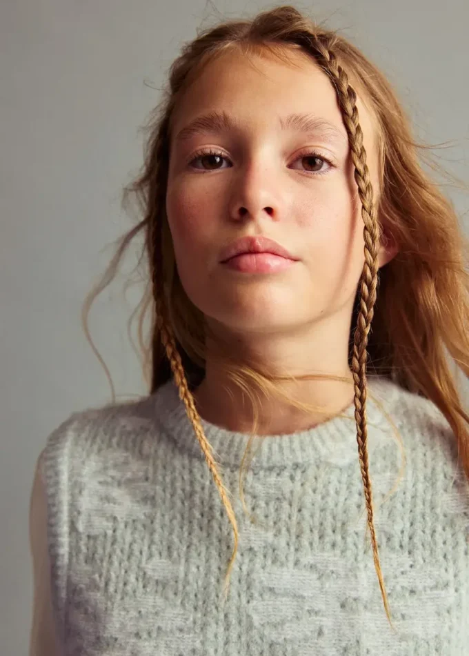 Vesta s květinovou výšivkou Vesta s květinovou výšivkou