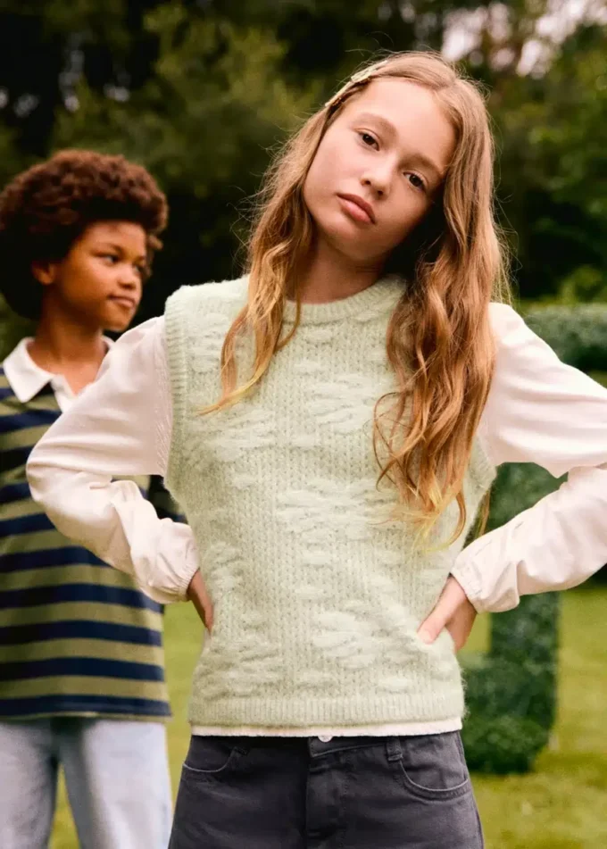 Vesta s květinovou výšivkou Vesta s květinovou výšivkou