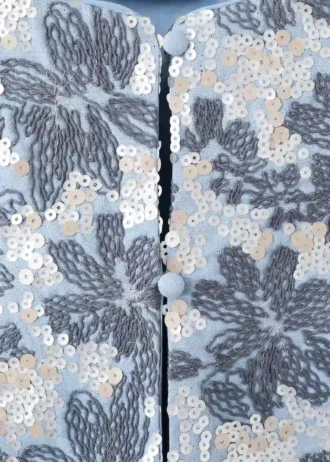 Vesta s výšivkou z flitrů