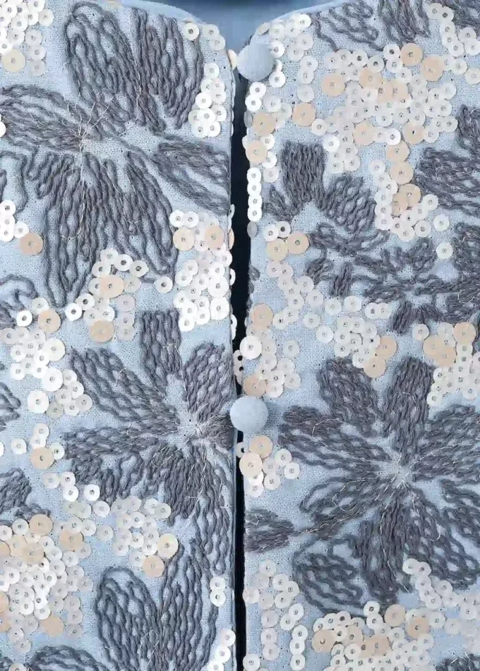 Vesta s výšivkou z flitrů Vesta s výšivkou z flitrů