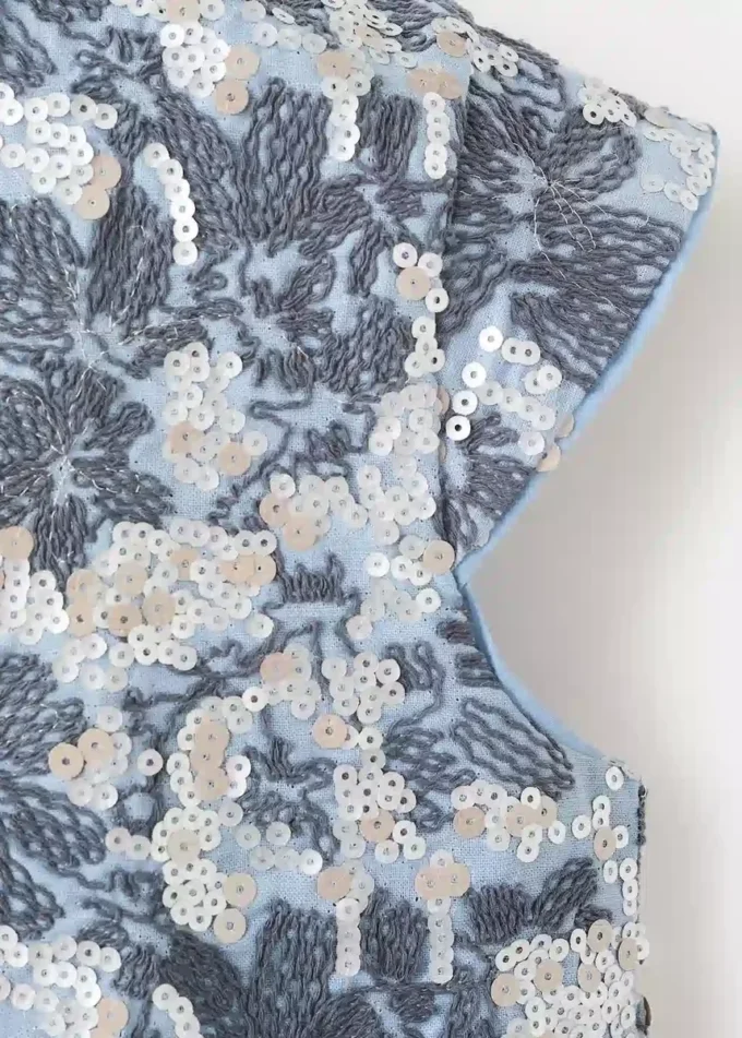 Vesta s výšivkou z flitrů Vesta s výšivkou z flitrů