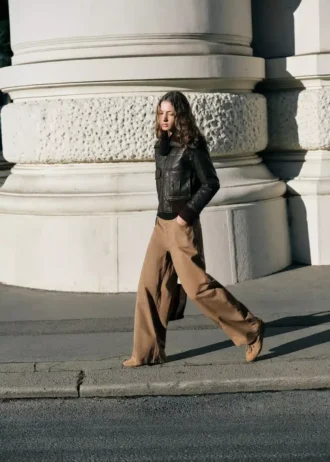 Volné džíny se středně vysokým pasem a širokými nohavicemi Volné džíny se středně vysokým pasem a širokými nohavicemi