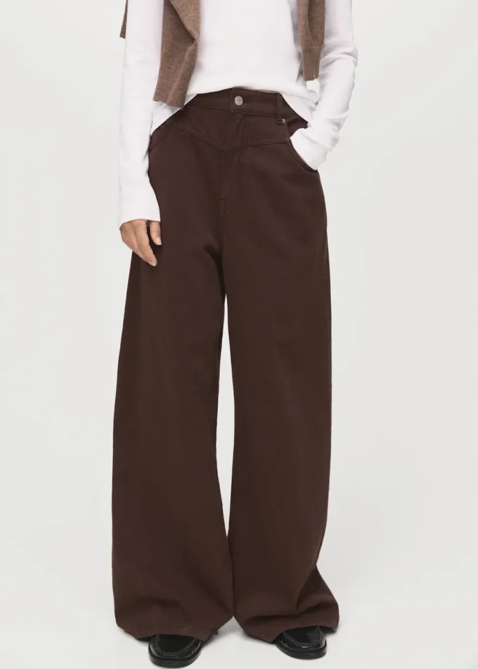 Volné džíny se středně vysokým pasem a širokými nohavicemi Volné džíny se středně vysokým pasem a širokými nohavicemi