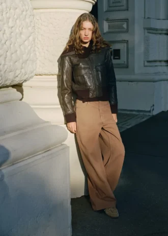 Volné džíny se středně vysokým pasem a širokými nohavicemi Volné džíny se středně vysokým pasem a širokými nohavicemi