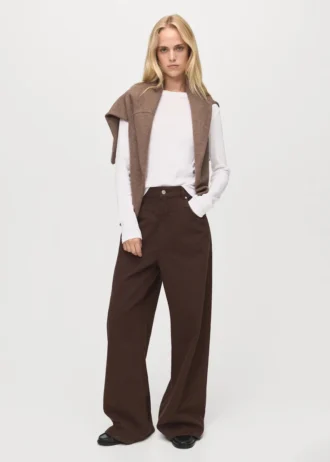 Volné džíny se středně vysokým pasem a širokými nohavicemi Volné džíny se středně vysokým pasem a širokými nohavicemi