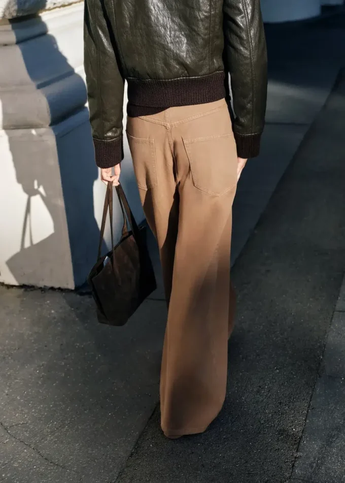 Volné džíny se středně vysokým pasem a širokými nohavicemi Volné džíny se středně vysokým pasem a širokými nohavicemi