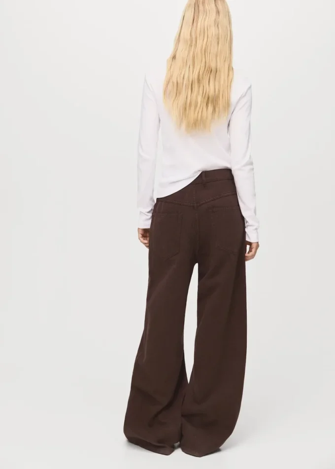 Volné džíny se středně vysokým pasem a širokými nohavicemi Volné džíny se středně vysokým pasem a širokými nohavicemi