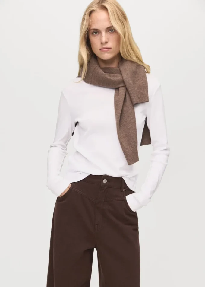 Volné džíny se středně vysokým pasem a širokými nohavicemi Volné džíny se středně vysokým pasem a širokými nohavicemi